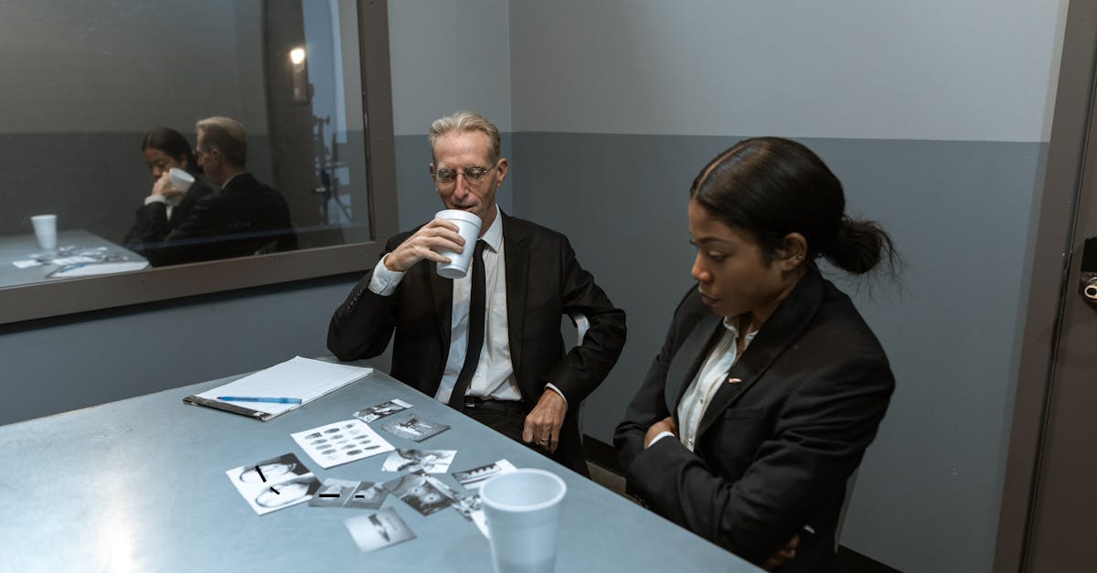 Equipe analisando resultados e estratégias eficientes para aumentar vendas online