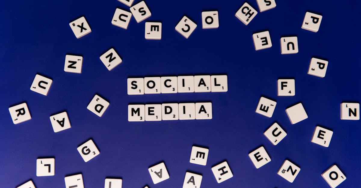 Grupo de pessoas discutindo estratégias digitais em ambiente moderno