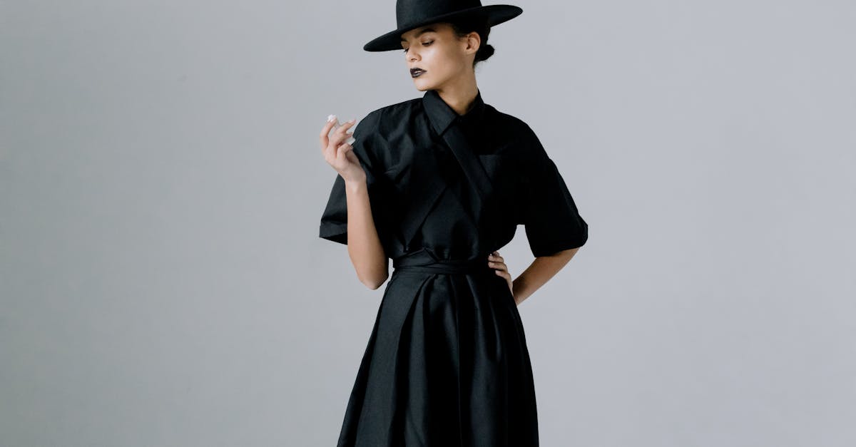 Homem segurando câmera profissional demonstrando técnicas de fotografia