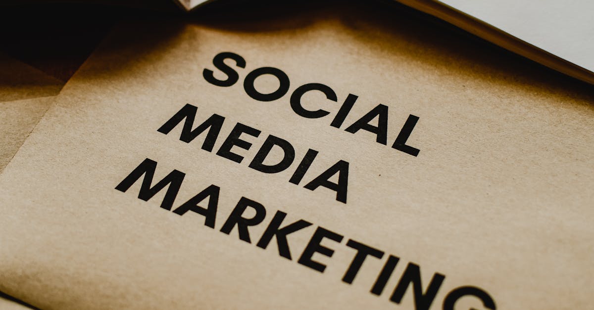 Mesa com dispositivos e ferramentas digitais para otimizar vendas online