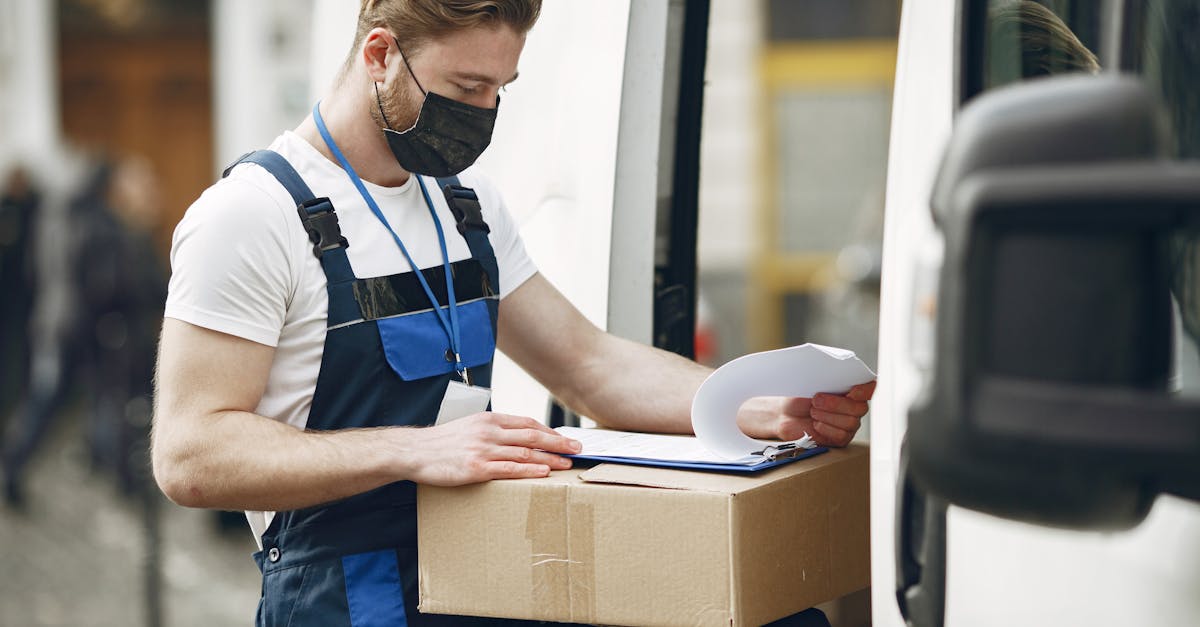 Myo segurando caneta diante de checklist de segurança para criadores de conteúdo