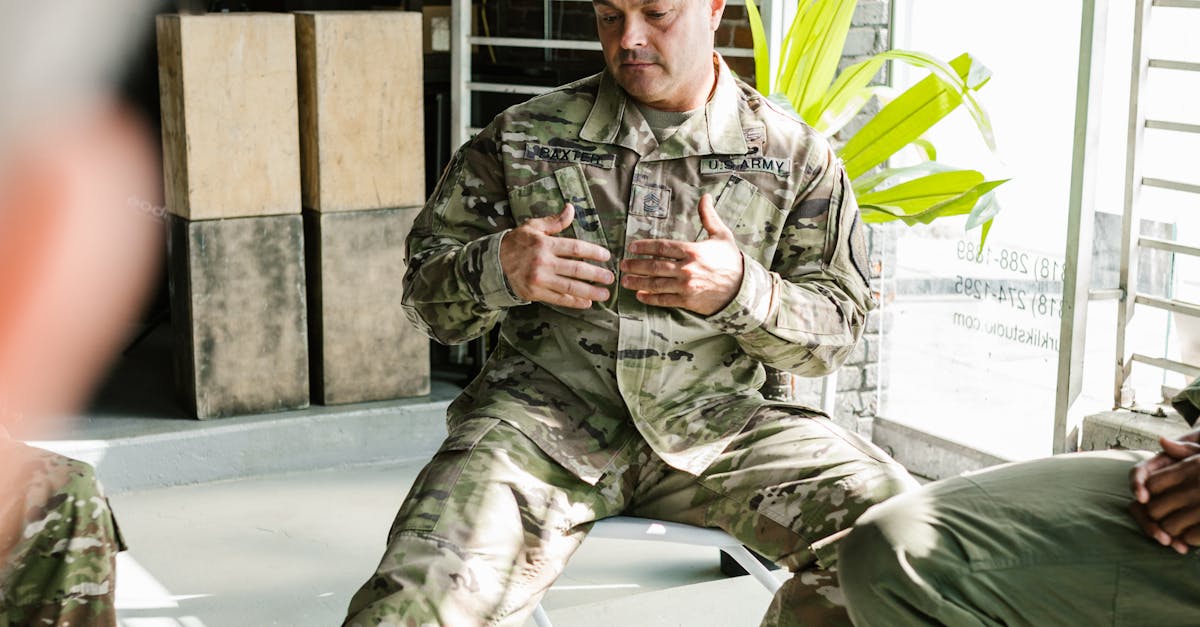 Sinal de confiança e parceria em ambiente profissional