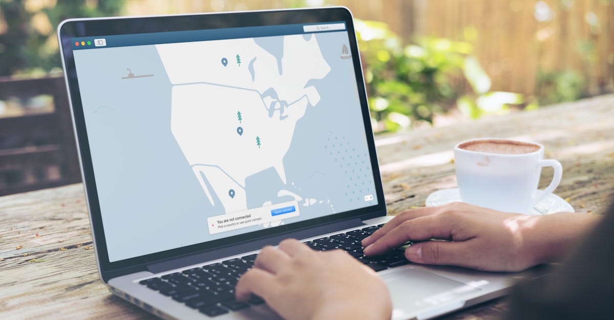 Pessoa segurando smartphone configurando privacidade