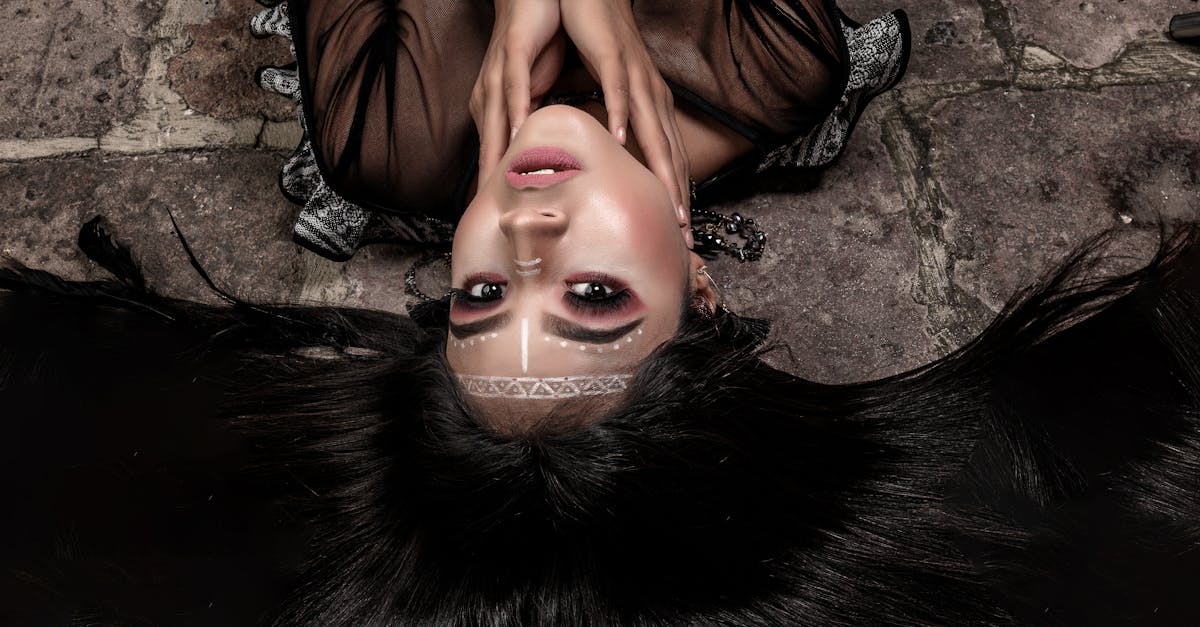 Pessoa demonstrando dicas práticas para sedução com expressão confiante