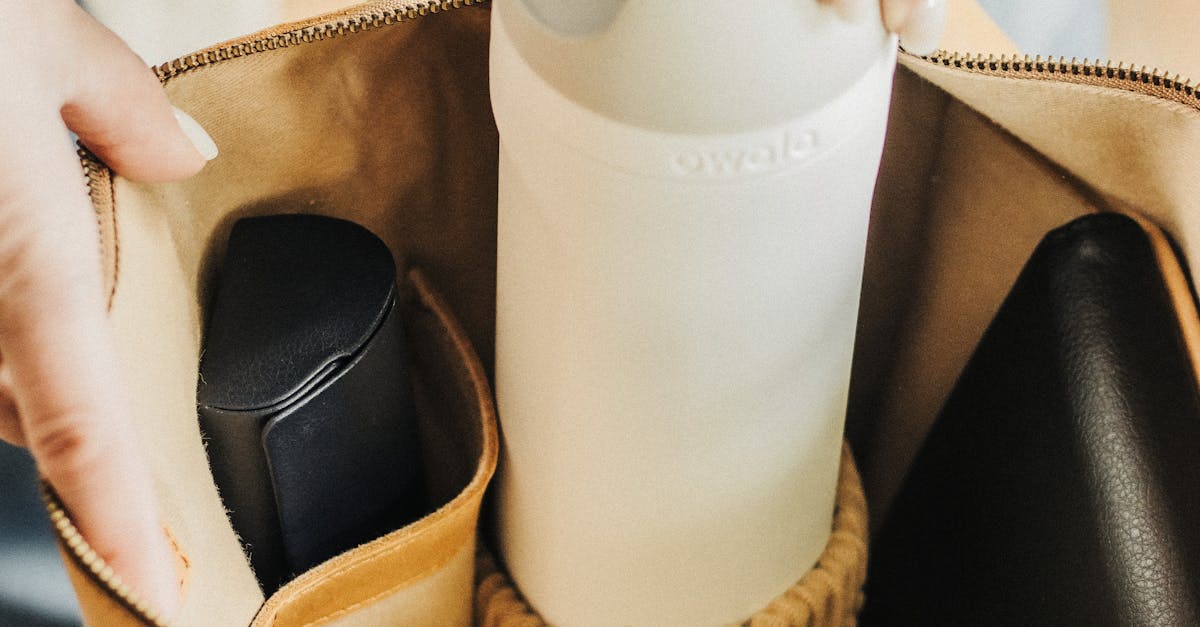 Pessoa escrevendo anotações em caderno com foco em dicas práticas