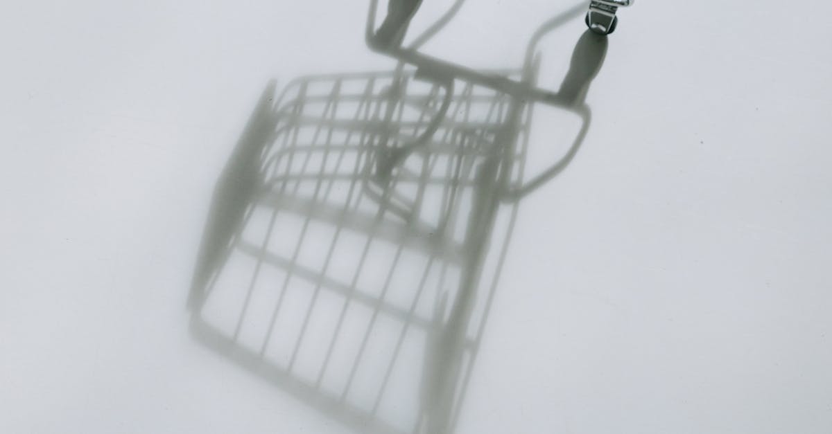 Pessoa usando celular para realizar pagamento digital seguro e prático