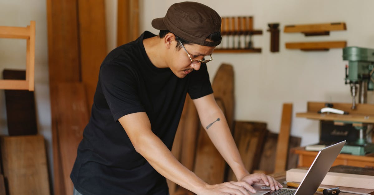 Pessoa usando computador com ferramentas digitais para vendas e automação online