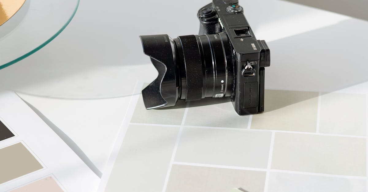 Pessoa usando computador para aplicar ferramentas de marketing digital em conteúdo adulto