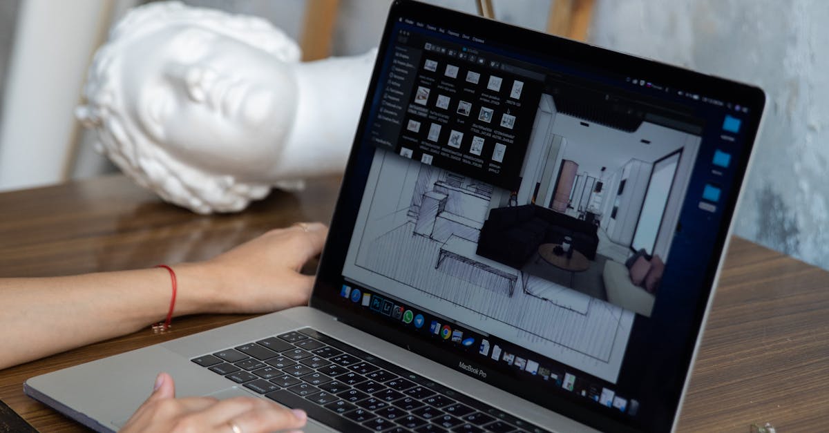 Pessoa usando ferramentas digitais em laptop para potencializar vendas online