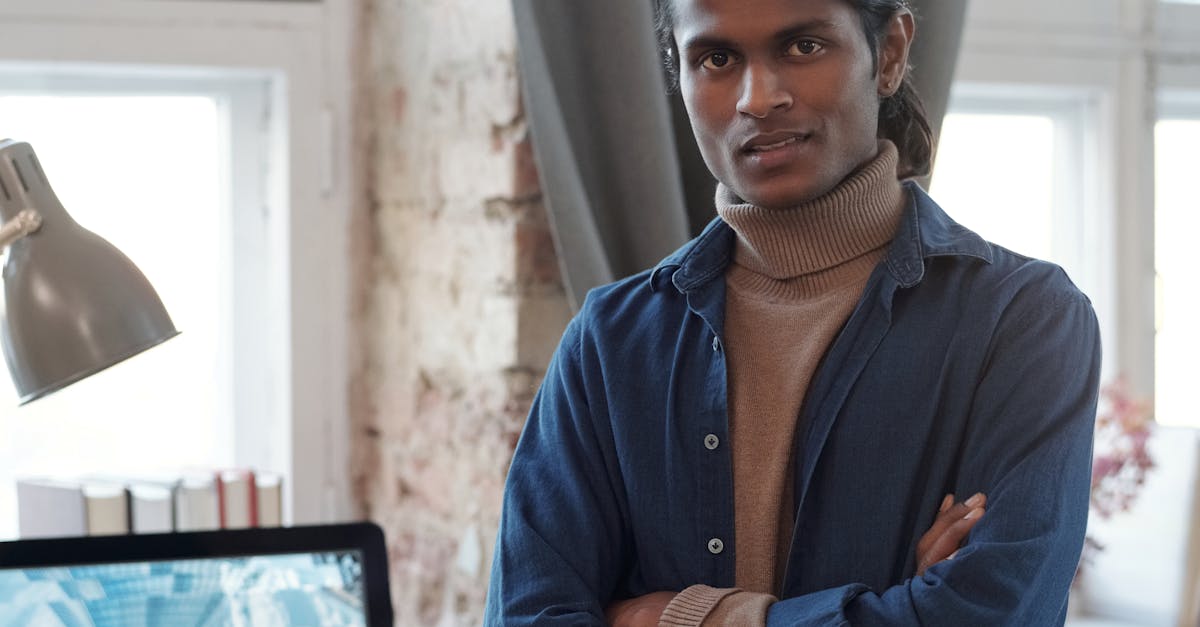 Pessoa usando notebook para planejar vendas online com gráficos e análises digitais