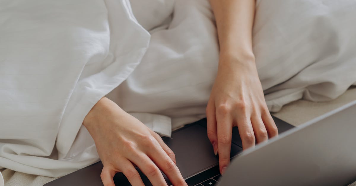 Pessoa usando smartphone e computador com gráficos e ícones de privacidade online