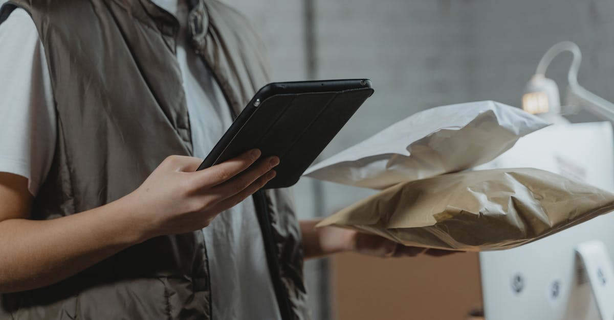 Pessoa utilizando ferramentas digitais em computador para impulsionar vendas online