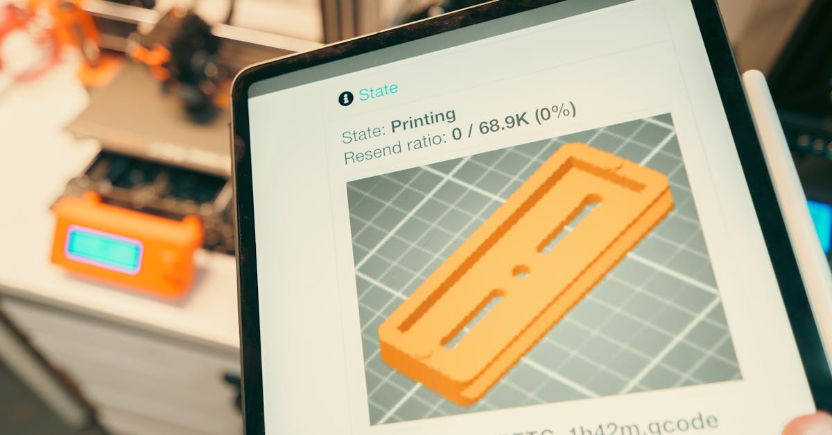 Pessoa utilizando ferramentas digitais em laptop para criação de conteúdo adulto