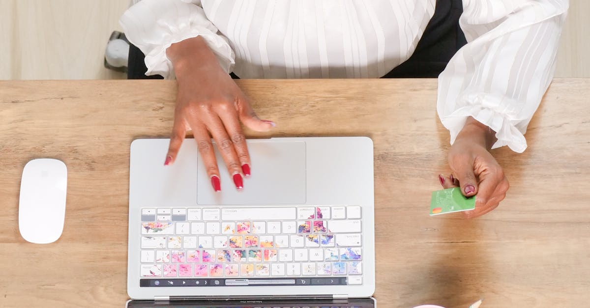 Pessoa utilizando smartphone para realizar pagamento seguro online