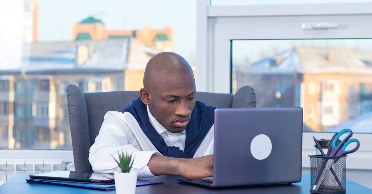 Pessoas usando ferramentas digitais para gerenciar e divulgar conteúdo adulto