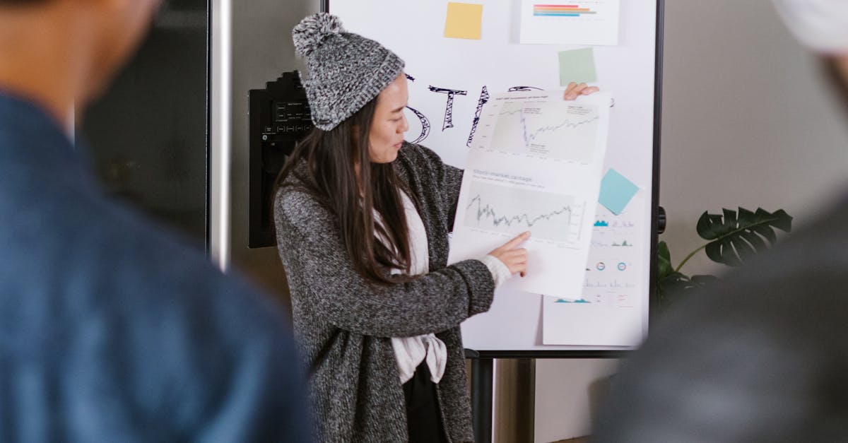 Profissional analisando gráficos para estratégias de marketing digital