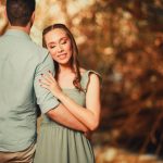 Casal adulto demonstrando intimidade e conexão emocional em ambiente aconchegante