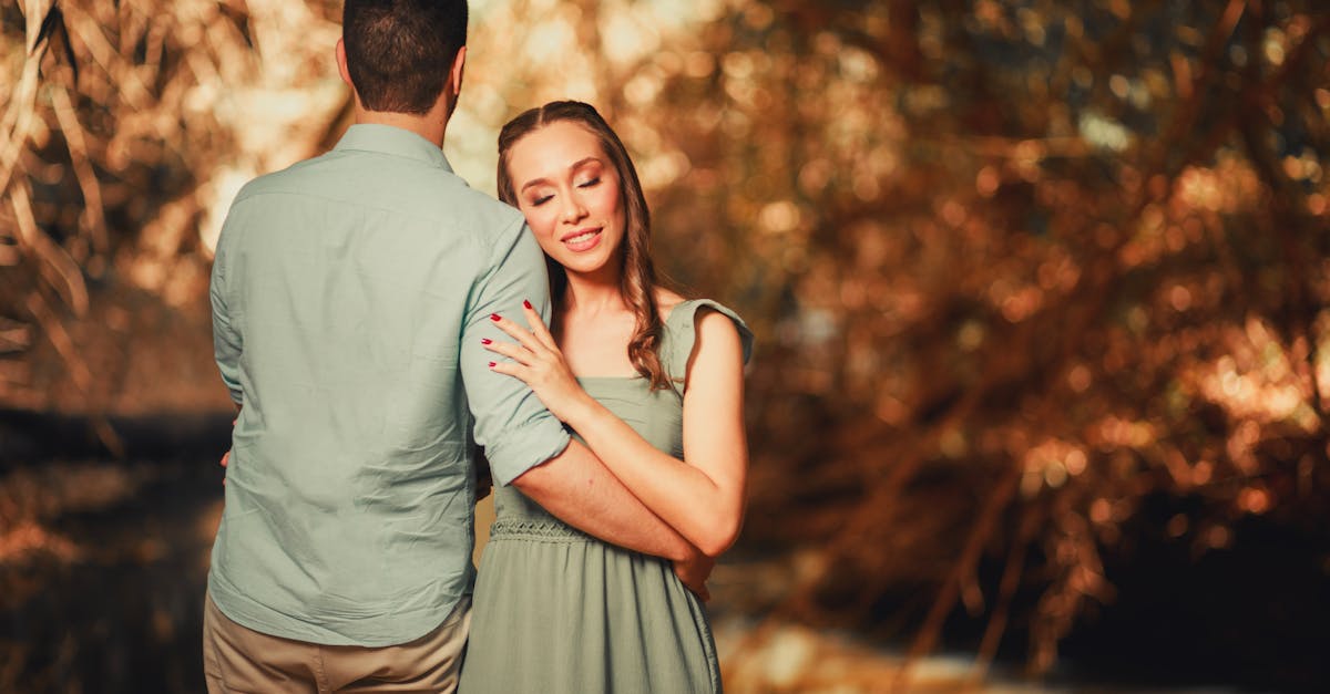 Casal adulto demonstrando intimidade e conexão emocional em ambiente aconchegante