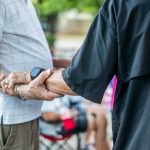 Casal adulto demonstrando proximidade e conexão íntima em ambiente confortável