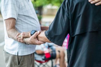 Casal adulto demonstrando proximidade e conexão íntima em ambiente confortável