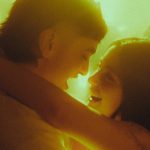 Casal adulto em momento íntimo e afetivo, transmitindo sensualidade e conexão