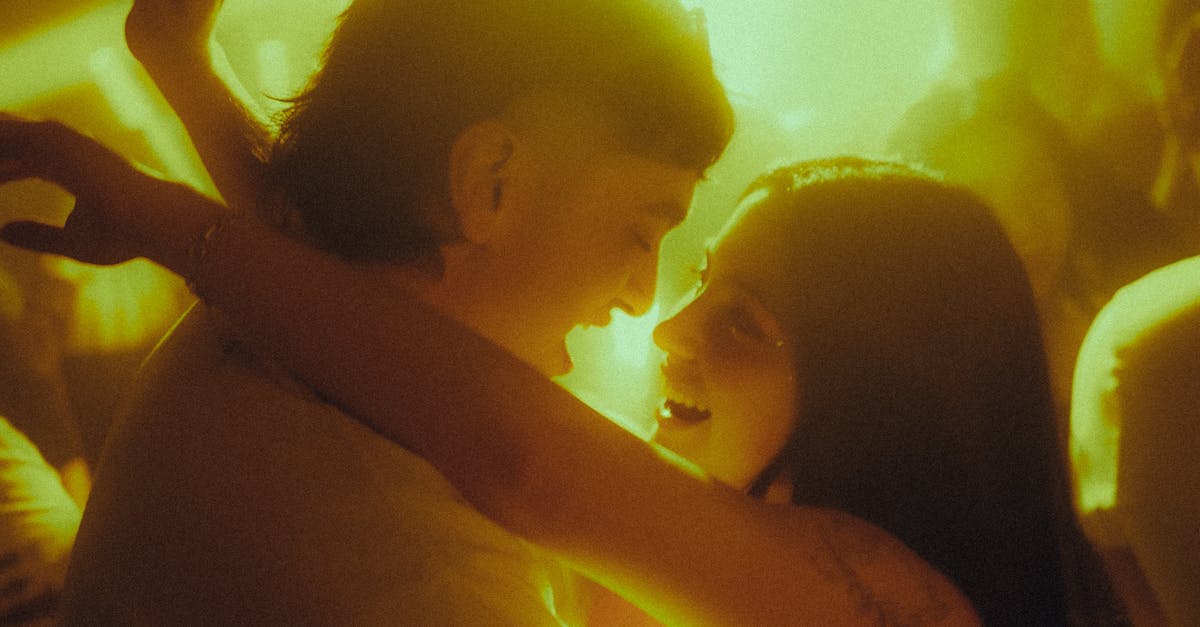 Casal adulto em momento íntimo e afetivo, transmitindo sensualidade e conexão