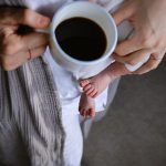 Casal adulto em momento íntimo e conectando-se emocionalmente