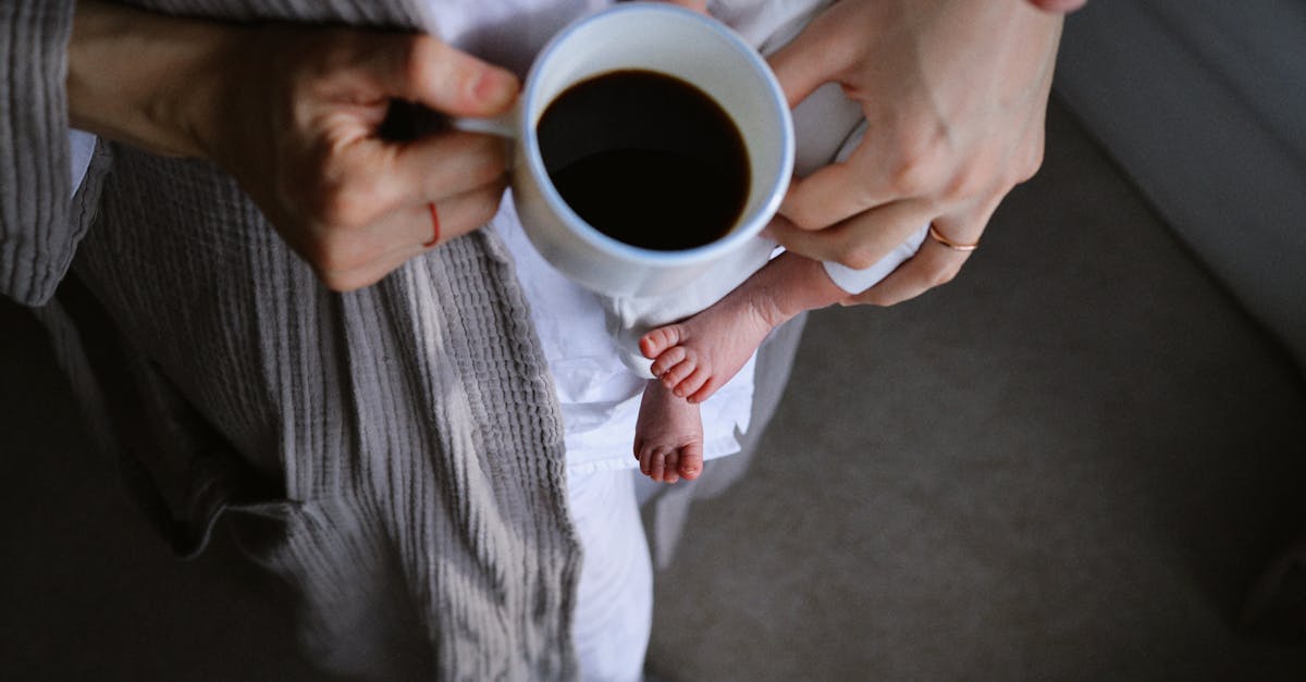 Casal adulto em momento íntimo e conectando-se emocionalmente