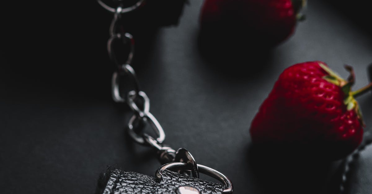 Casal em pose íntima e sensual, em ambiente com iluminação suave