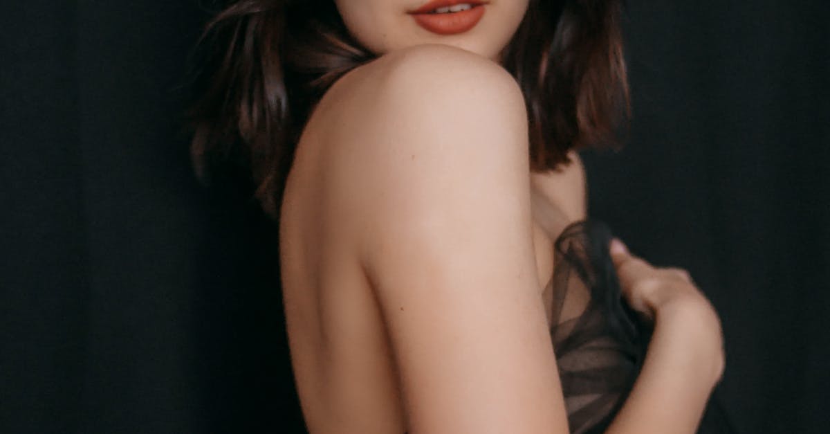 Casal adulto em pose sensual e íntima, transmitindo conexão e atração