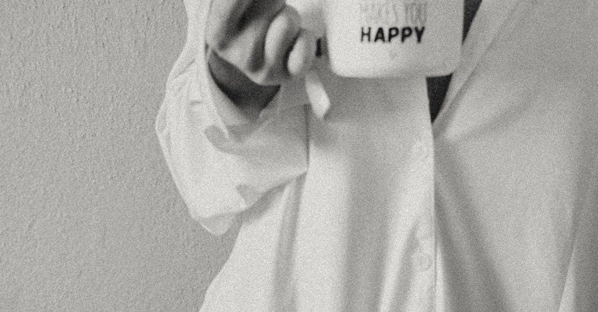 Casal em pose sensual transmitindo intimidade e conexão