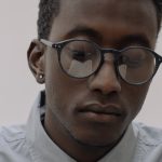 Composição conceitual com ícones de inteligência artificial e conteúdo adulto digital