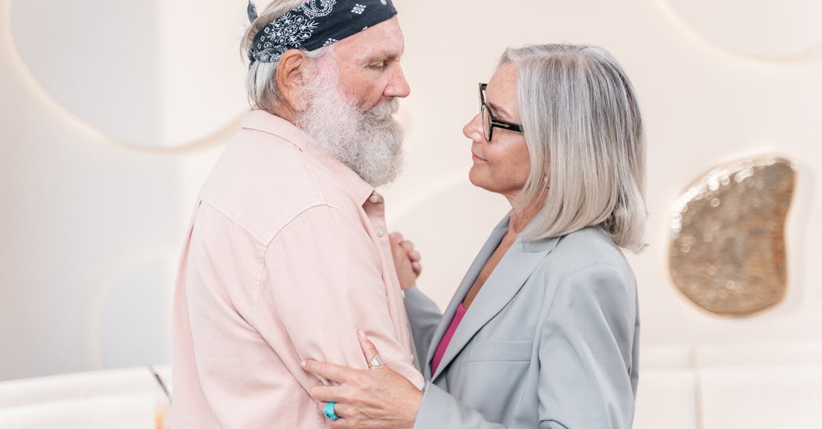 Computador com ícones de segurança e cadeado digital para proteção de conteúdo adulto