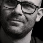 Conceito de monetização segura de conteúdo adulto com elementos digitais e financeiros