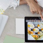 Conceito digital com ícones de marketing e conteúdo adulto em fundo moderno