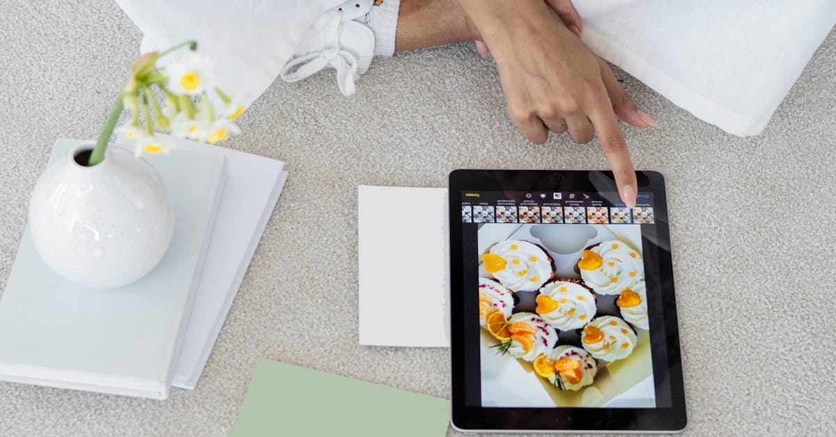 Conceito digital com ícones de marketing e conteúdo adulto em fundo moderno