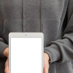 Conceito visual de marketing digital com elementos adultos e interação em dispositivos