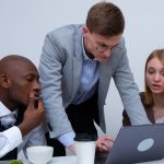 Conceito de marketing digital para conteúdo adulto com elementos tecnológicos e icones digitais