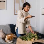 Criador de conteúdo adulto iniciando atividades em ambiente digital moderno