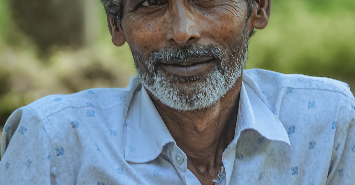 Criador de conteúdo adulto trabalhando com equipamento digital moderno