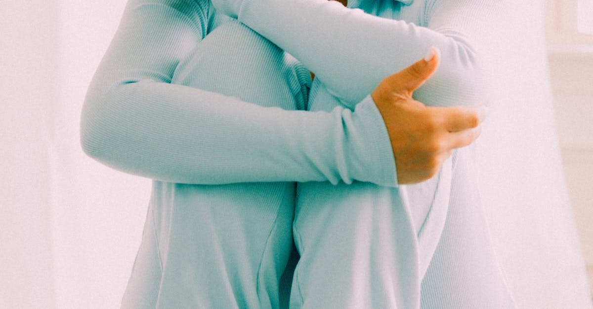 Criador de conteúdo adulto trabalhando em computador com ambiente moderno