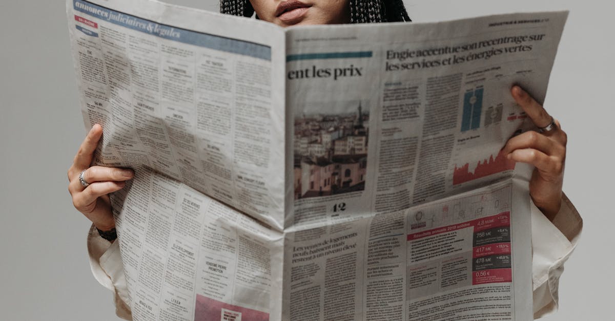 Criador de conteúdo adulto trabalhando em computador com cenário moderno