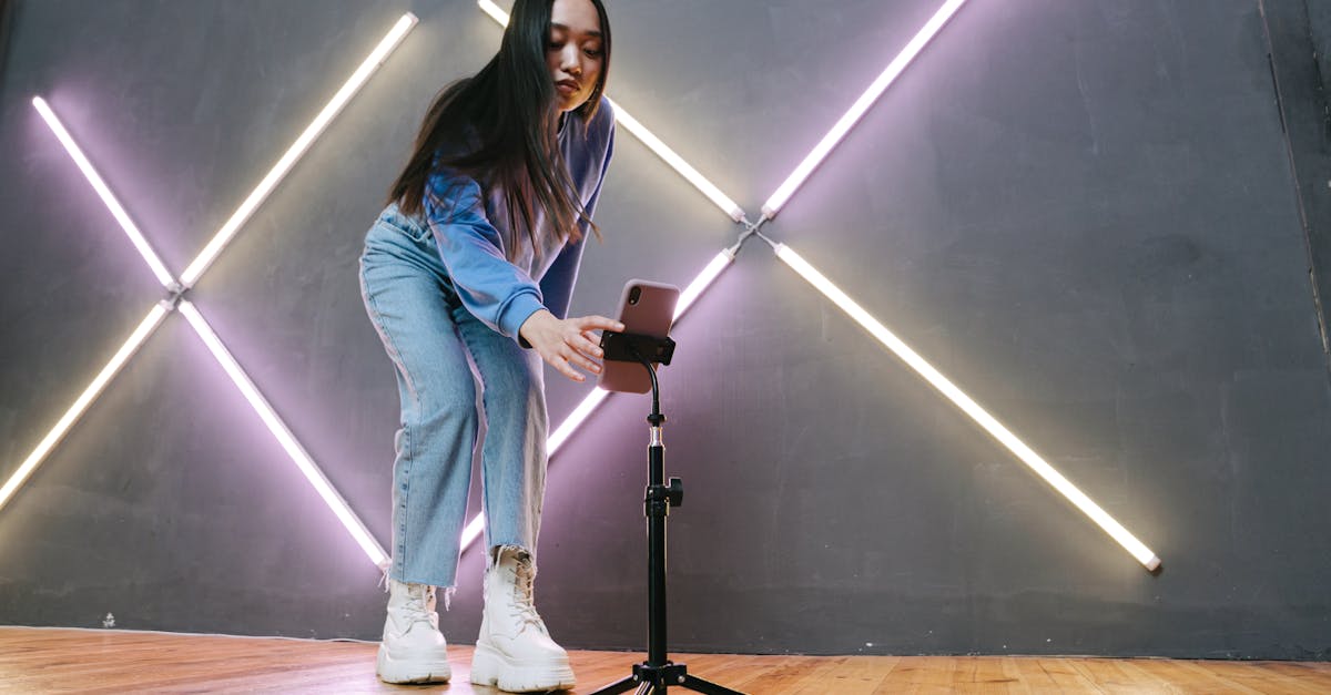 Criador de conteúdo adulto trabalhando em seu estúdio com câmera e computador