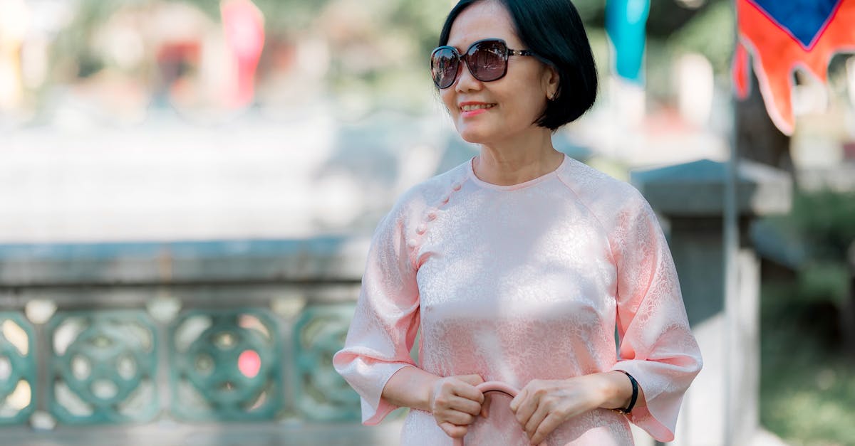 Criador de conteúdo adulto usando câmera em estúdio moderno