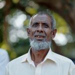 Grupo de adultos interagindo e formando uma comunidade engajada online