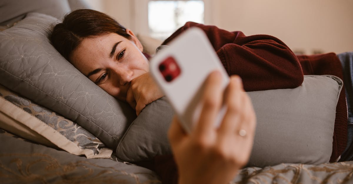 Imagem conceitual de conexão digital e intimidade entre pessoas online