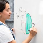 Imagem conceitual representando estratégia para lucrar com conteúdo adulto