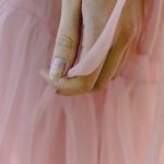 Mulher em ambiente íntimo, posando com sensualidade e expressão confiante