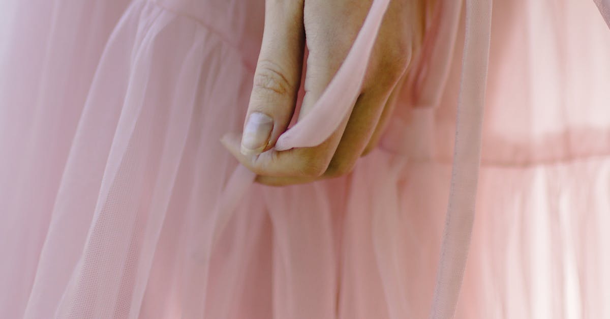 Mulher em ambiente íntimo, posando com sensualidade e expressão confiante