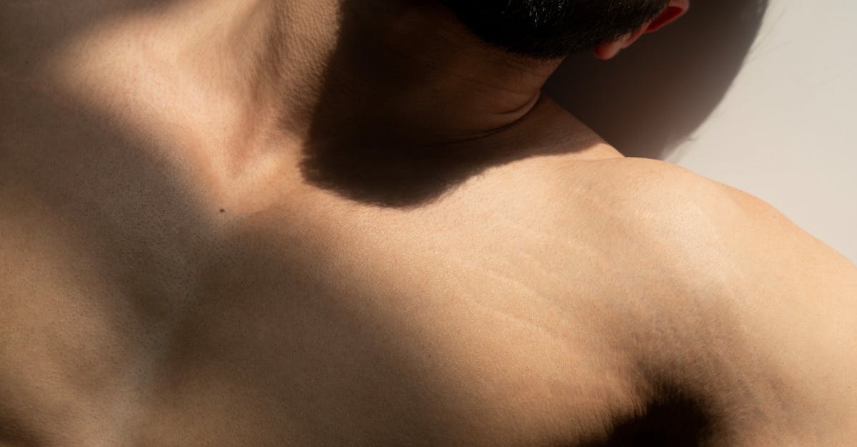 Mulher posando de forma sensual, com iluminação suave e clima íntimo